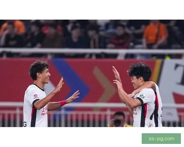 王燊超在上海海港左右两闸自如切换充分发挥老将余热助力球队稳固防线 王燊超在上海海港左右两闸自如切换充分发挥老将余热助力球队稳固防线